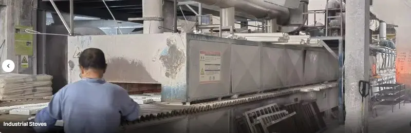 Công nhân vận hành dây chuyền tráng men và đưa sứ vào lò nung