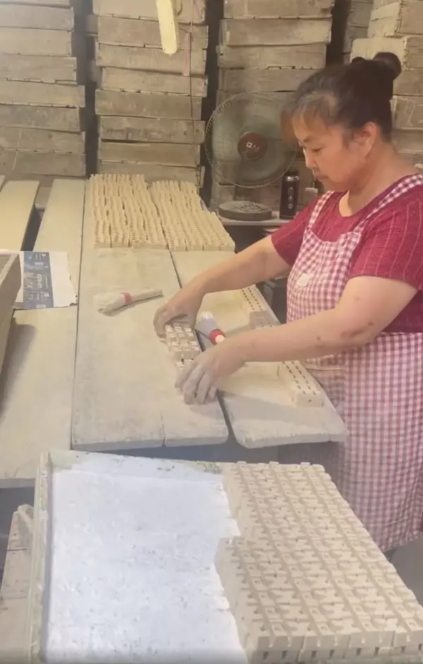 Gia công tạo hình thủ công các chi tiết sứ phức tạp