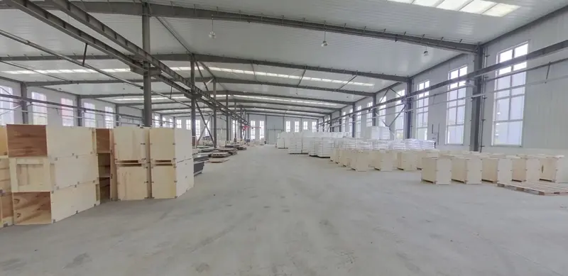 Kho thành phẩm sứ cách điện đóng gói trong thùng gỗ