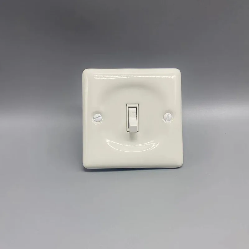 Bảng điện sứ mẫu tối giản