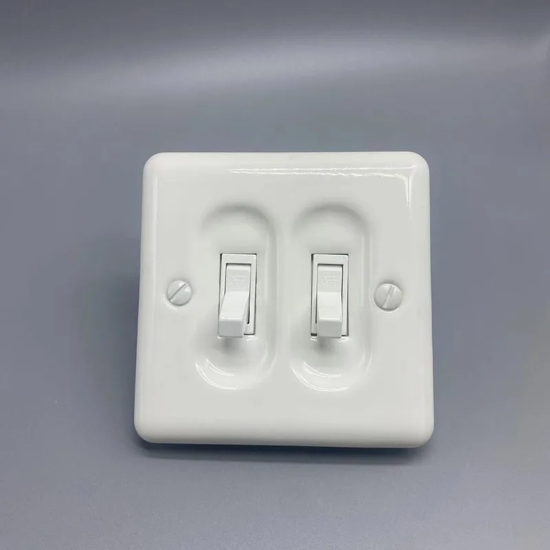 Bảng điện sứ có nắp bảo vệ