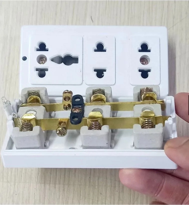 Cầu đấu sứ mặt trước — lỗ nối dây