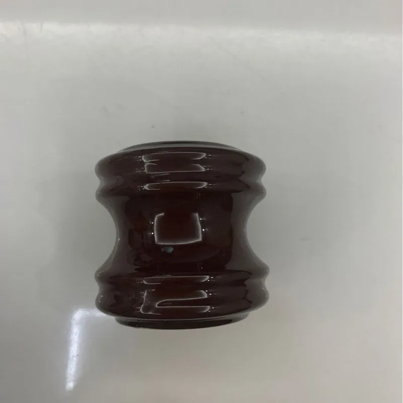 Sứ ống chỉ dạng ống — cận cảnh chi tiết