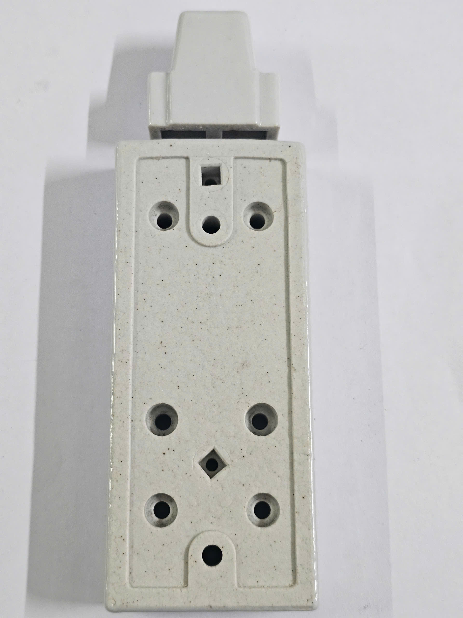 Đế sứ cầu chì dạng hình chữ nhật — mặt trước có lỗ tiếp xúc