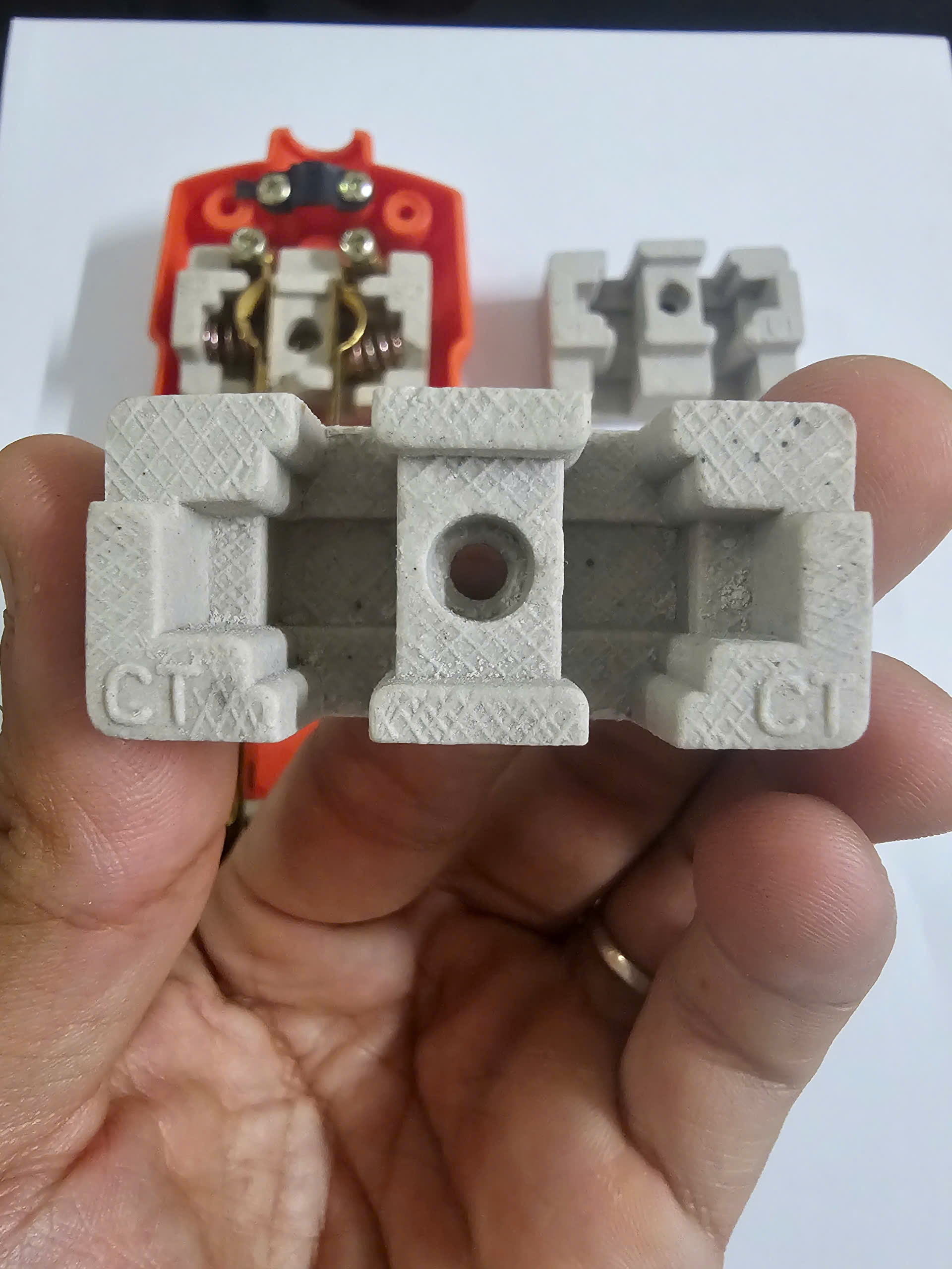 Mặt sau 2 ổ cắm kích thước khác nhau — lắp vít hoàn chỉnh