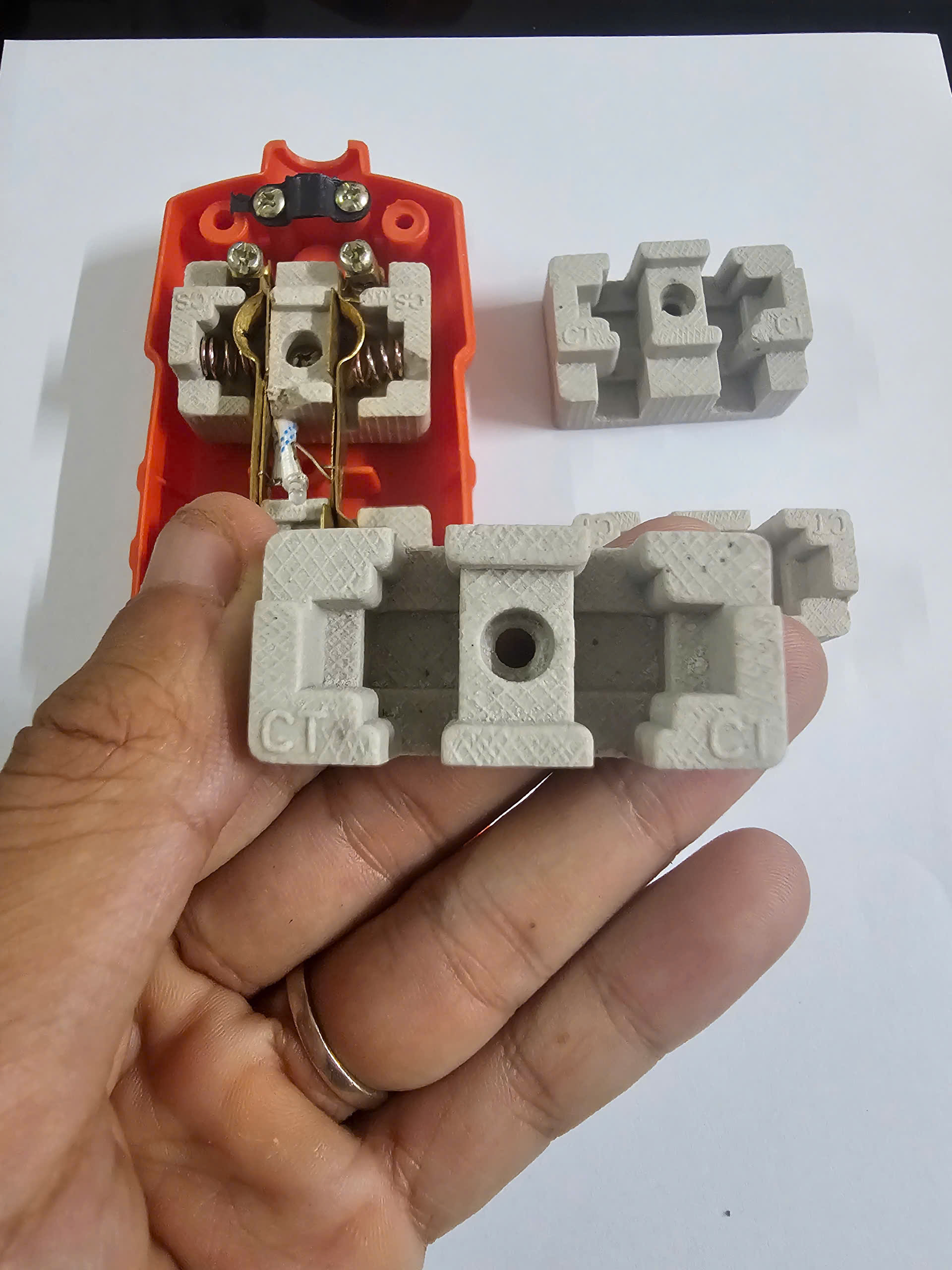 Bộ ổ cắm đầy đủ 3 cặp đế sứ cách điện lắp hoàn chỉnh trên khung nhựa