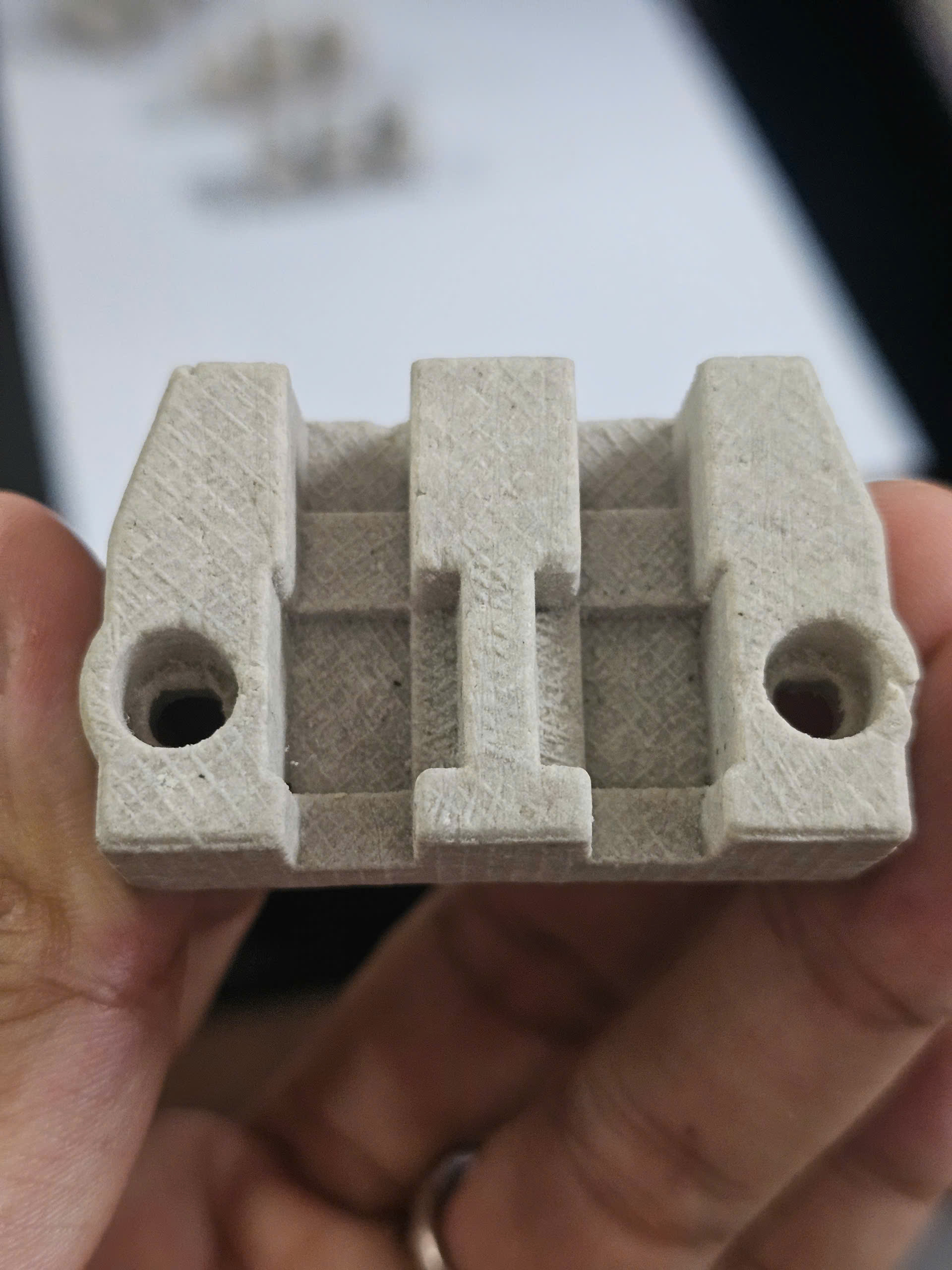 Chi tiết đế sứ ổ cắm — cận cảnh cấu trúc bề mặt và dung sai