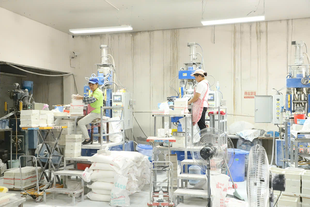 Nhân viên nhà máy đang làm việc