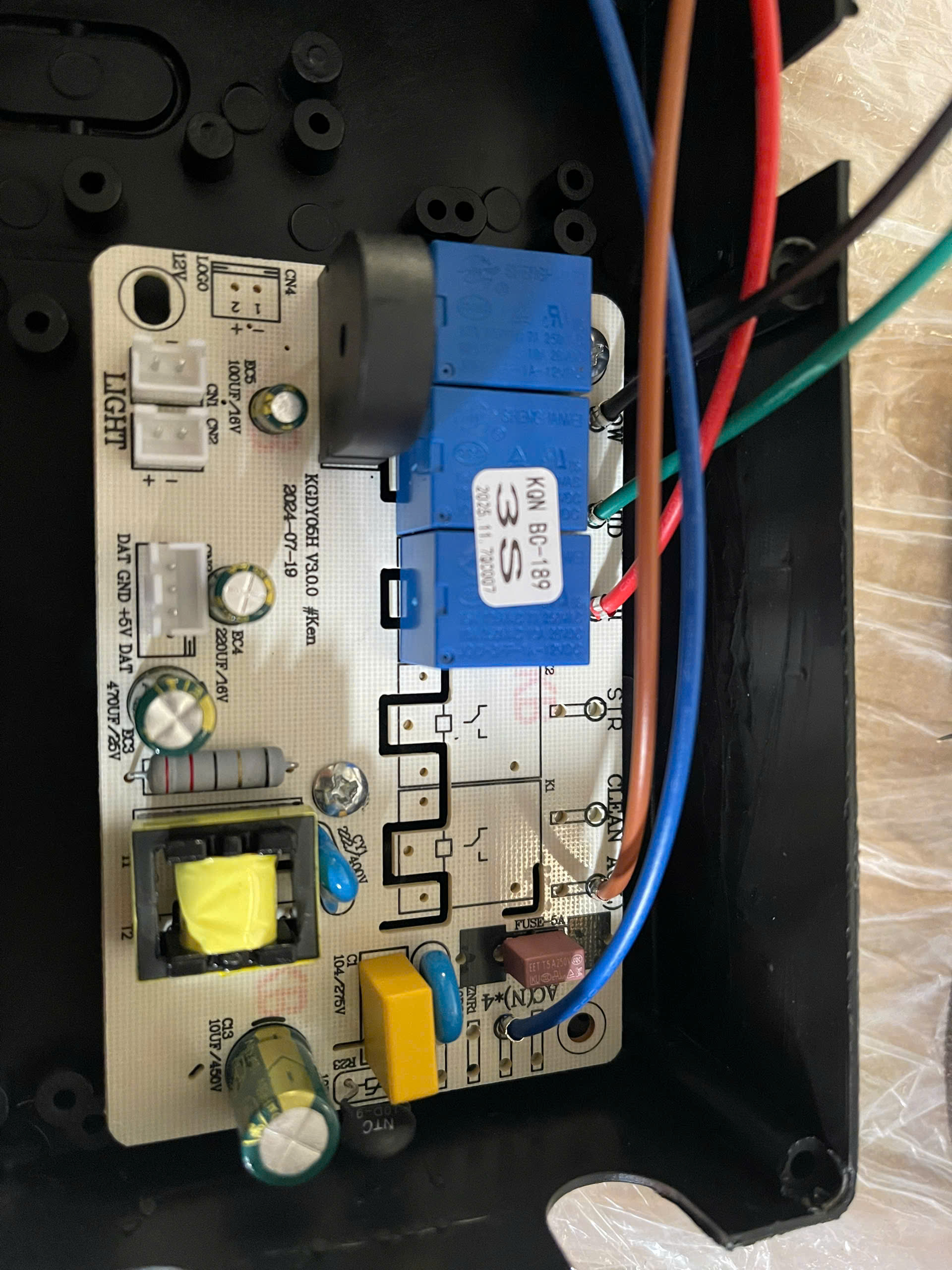 Bo mạch KGDY06H lắp trong vỏ thiết bị
